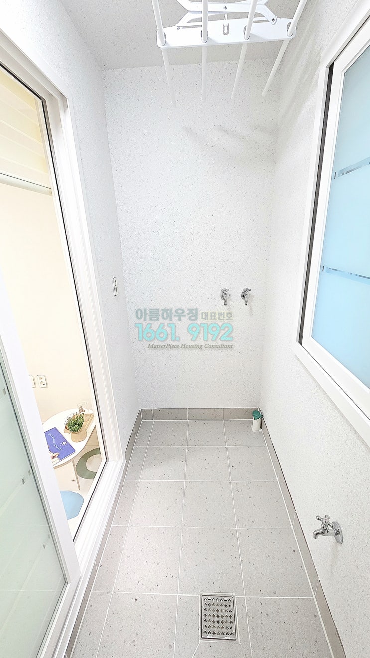 중간방과 연결된 베란다, 수전과 배수구, 천장 건조대