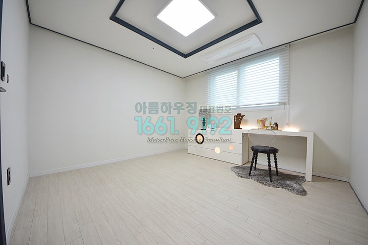 방, 창가 채광과 사각 구조로 가구 배치가 편한 구성