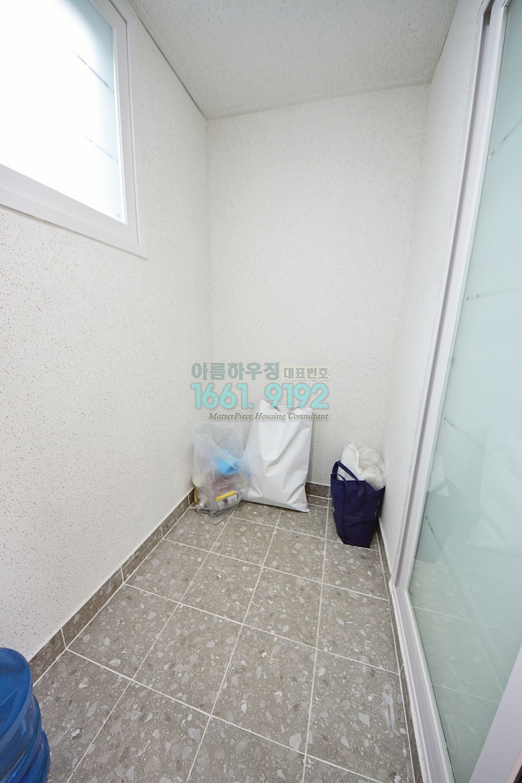창이 있는 다용도 공간, 타일 바닥