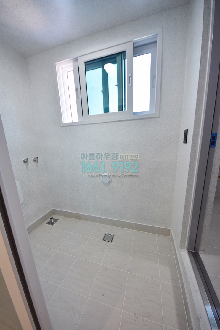 주방과 이어지는 다용도실, 배수 설비와 창이 갖춰진 공간